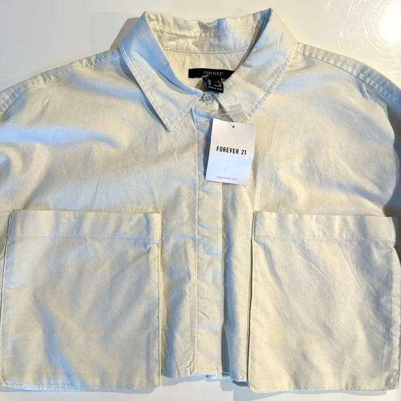 NWT Forever 21 Twill shirt, chest patch pockets, and cropped hem. Medium, Cream. - Picture 4 of 6
